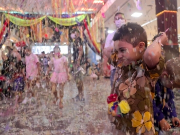 Gargalhadas e muita diversão: famílias animam o 9º Bailinho de Carnaval do Criciúma Shopping